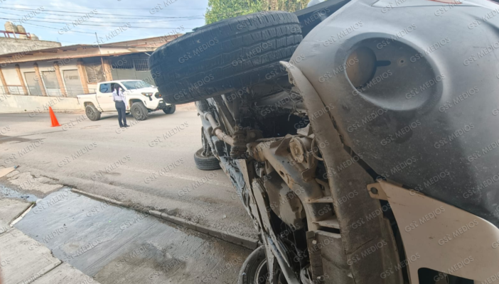 Aparatosa volcadura en Lomas de Enmedio; conductor es trasladado a prueba de alcoholemia