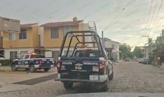 Sujetos armados roban vehículo y asaltan en Ixtapa