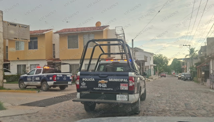 Sujetos armados roban vehículo y asaltan en Ixtapa
