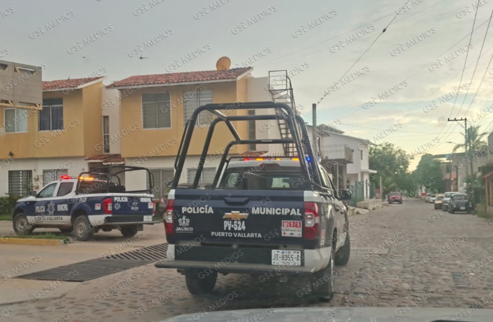 Sujetos armados roban vehículo y asaltan en Ixtapa