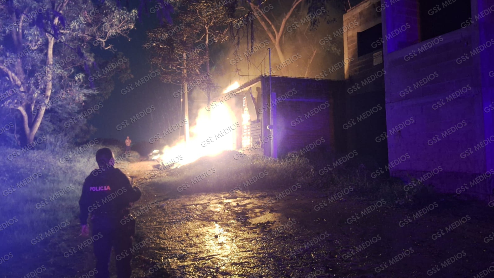 Incendio consume vivienda abandonada en Puerto Vallarta