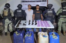 Detiene a dos en Mazatlán con un AK-47, drogas y gasolina