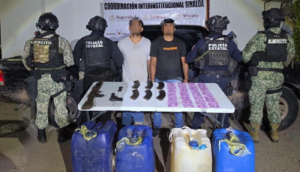 Detiene a dos en Mazatlán con un AK-47, drogas y gasolina