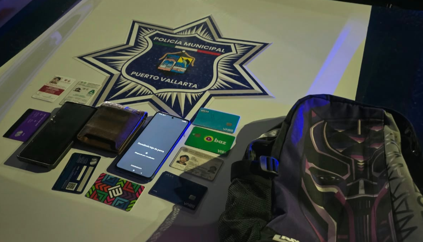 Turista recupera celulares y pertenencias tras operativo en Puerto Vallarta