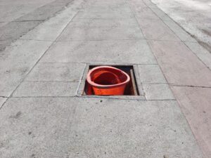 Registros abiertos en el crucero de Las Juntas se convierten en un peligro para peatones y conductores