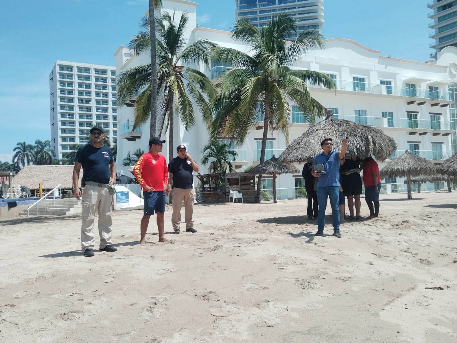 Continúa la búsqueda de mujer desaparecida tras ingresar al mar en Puerto Vallarta