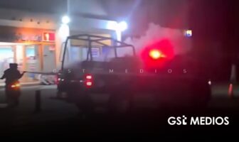 Jóvenes rocían con extintor a patrullas en Puerto Vallarta