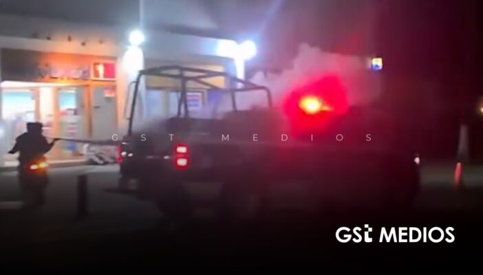 Jóvenes rocían con extintor a patrullas en Puerto Vallarta