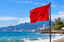 Bandera roja en playas de Puerto Vallarta por oleaje elevado