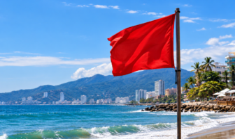 Bandera roja en playas de Puerto Vallarta por oleaje elevado