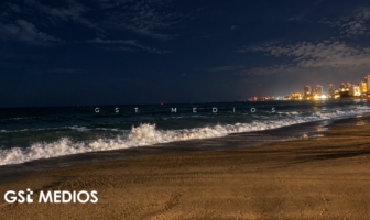 Dos mujeres ingresan al mar en Playa de Oro y solo una logra salir