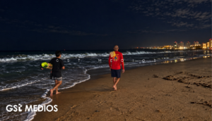 Gemelas ingresan al mar en Playa de Oro pese a advertencias; una está desaparecida