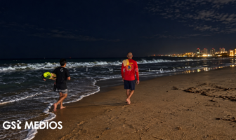 Gemelas ingresan al mar en Playa de Oro pese a advertencias; una está desaparecida