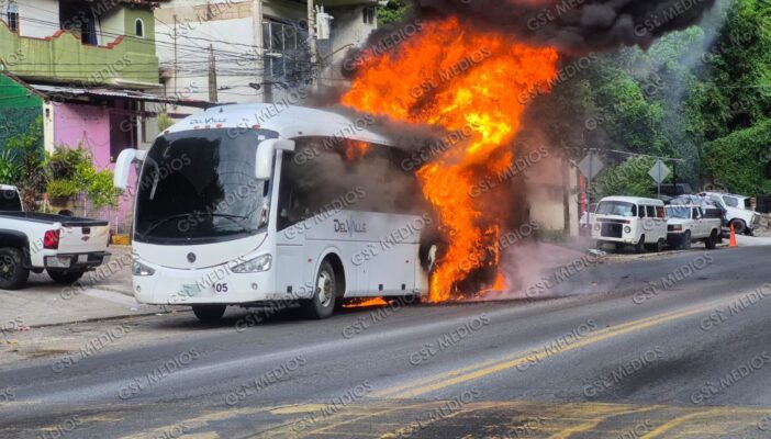 Camión de transporte de personal se incendia antes del “túnel chico” en Vallarta