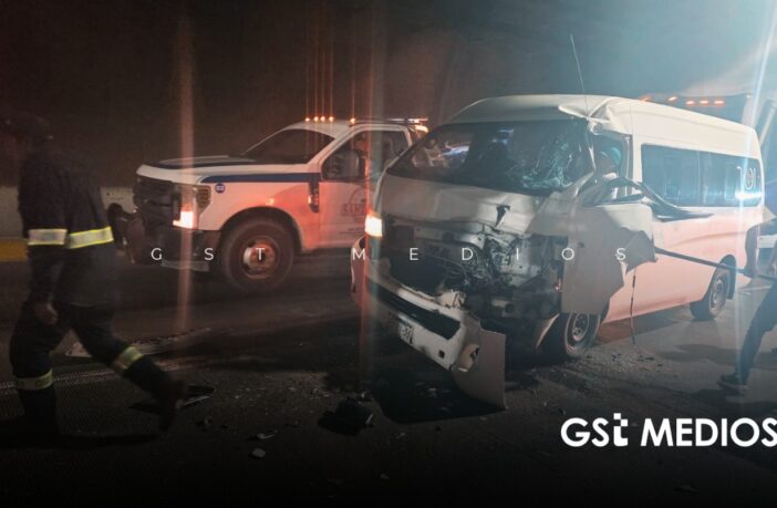 Accidente en el túnel grande de Vallarta deja a un conductor prensado