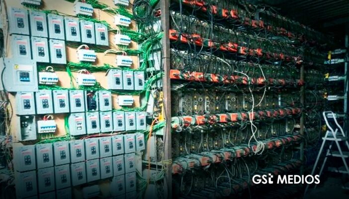 Desmantelan granja clandestina de criptomonedas en Puebla