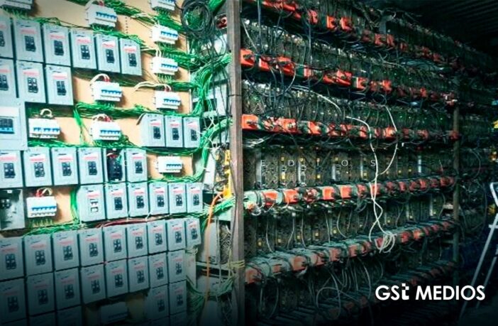 Desmantelan granja clandestina de criptomonedas en Puebla