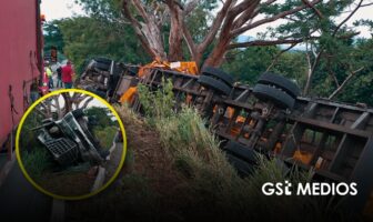 Se registra volcadura de tractocamión en la Autopista Tepic-Mazatlán