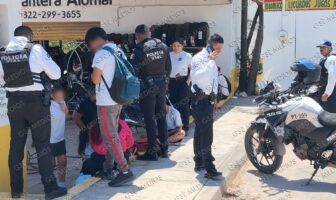 Dos menores en motocicleta atropellan a mujer con su hija en colonia Coapinole