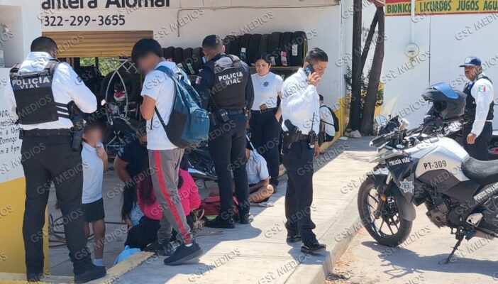 Dos menores en motocicleta atropellan a mujer con su hija en colonia Coapinole
