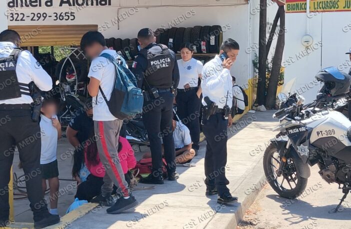 Dos menores en motocicleta atropellan a mujer con su hija en colonia Coapinole