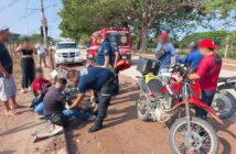Dos motociclistas chocan de frente tras intentar rebasar en avenida Víctor Iturbe
