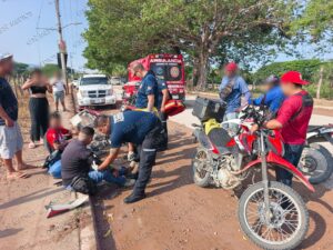 Dos motociclistas chocan de frente tras intentar rebasar en avenida Víctor Iturbe