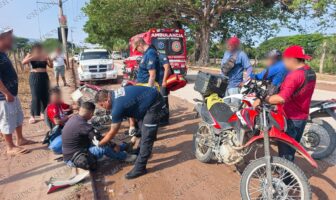 Dos motociclistas chocan de frente tras intentar rebasar en avenida Víctor Iturbe