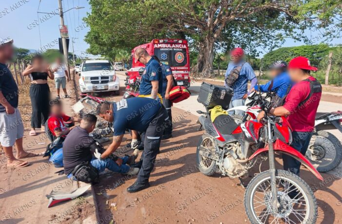 Dos motociclistas chocan de frente tras intentar rebasar en avenida Víctor Iturbe