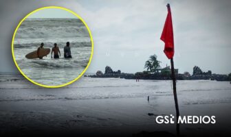 Bomberos intervienen para poner a salvo a un hombre en la playa Las Islitas