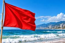 Bandera roja permanece en todas las playas de Puerto Vallarta por alto oleaje