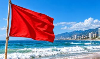 Bandera roja permanece en todas las playas de Puerto Vallarta por alto oleaje