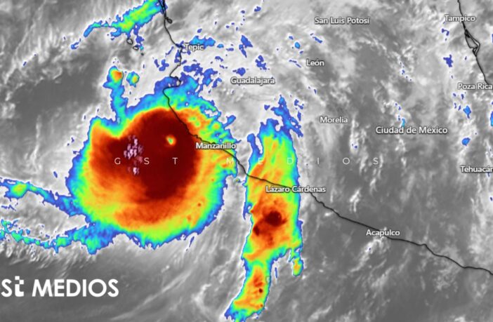 Huracán Simon, categoría 4, se ubica a 95 km de costas mexicanas