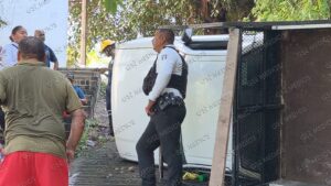 Camioneta termina volcando en la colonia 5 de Diciembre; reportan lesionados