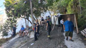 Camioneta termina volcando en la colonia 5 de Diciembre; reportan lesionados