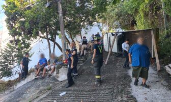 Camioneta termina volcando en la colonia 5 de Diciembre; reportan lesionados