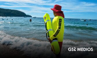 Playas de Compostela mantienen bandera amarilla