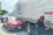 Jetta queda incrustado en tráiler tras accidente en la Av. Francisco Villa
