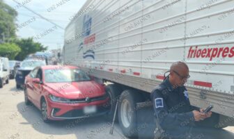 Jetta queda incrustado en tráiler tras accidente en la Av. Francisco Villa