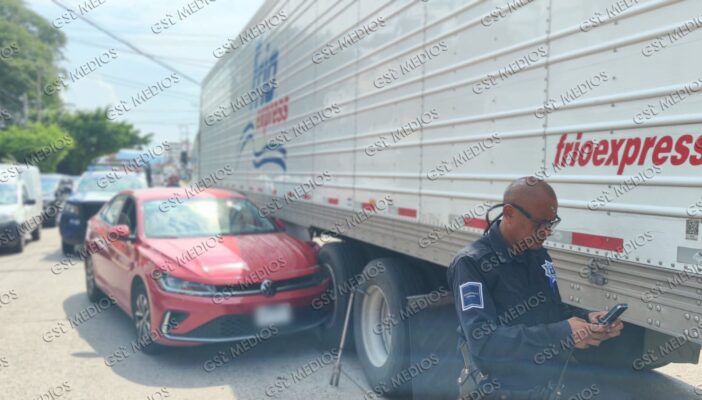 Jetta queda incrustado en tráiler tras accidente en la Av. Francisco Villa