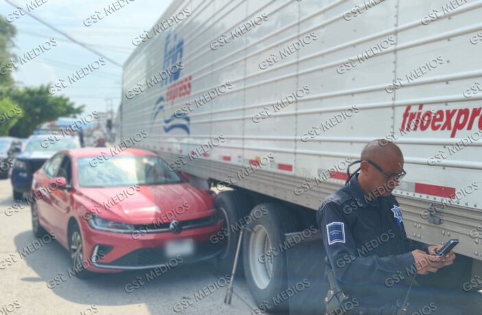 Jetta queda incrustado en tráiler tras accidente en la Av. Francisco Villa