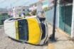 Taxi queda volcado frente a un jardín de niños en Puerto Vallarta