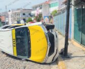Taxi queda volcado frente a un jardín de niños en Puerto Vallarta
