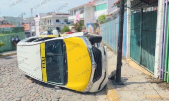 Taxi queda volcado frente a un jardín de niños en Puerto Vallarta