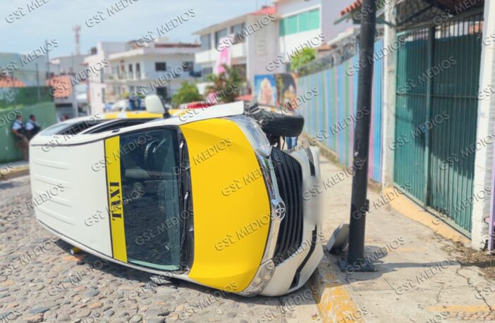 Taxi queda volcado frente a un jardín de niños en Puerto Vallarta