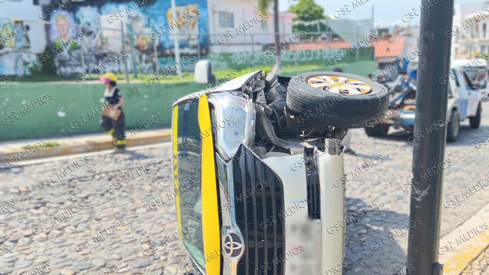 Taxi queda volcado frente a un jardín de niños en Puerto Vallarta
