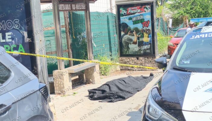 Pierde la vida de forma repentina en parada de camiones en Puerto Vallarta