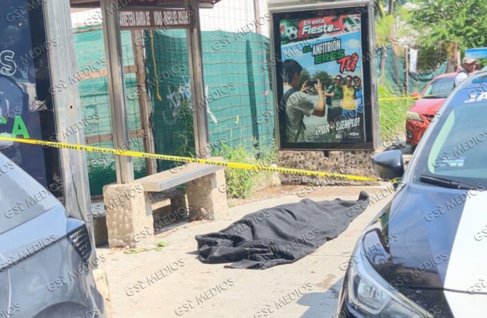 Pierde la vida de forma repentina en parada de camiones en Puerto Vallarta