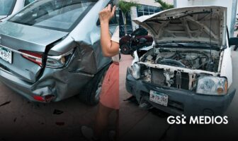 Camioneta Nissan se impacta con cuatro vehículos estacionados en Une Las Juntas