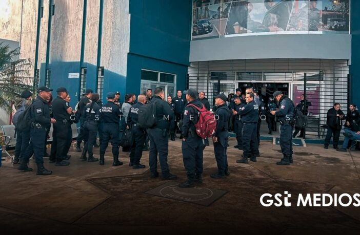 Policías de Tepic se manifiestan para exigir mejoras salariales